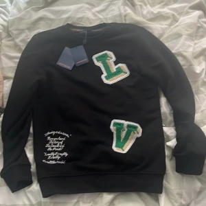 Louis Vuitton tröja  - Säljer min Louis Vuitton tröja då den it passade mig. Använd 2 gånger vid restaurang tillfällen