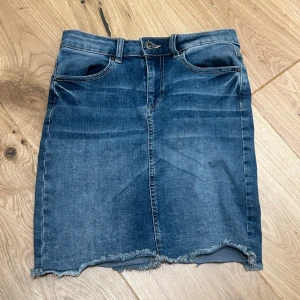 Blå jeanskjol - Snygg blå jeanskjol 