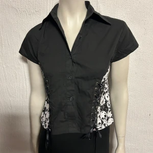 Lite kortare skjorta M/L - Helt ny lite kortare skjorta fr Poizen. Storlek M/L. Material i skön bomull.