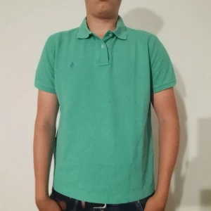 Ralph Lauren piké  - Grön Ralph Lauren piké i väldigt bra skick storlek L men passar mer M. Kolla profilen för mer Ralph Lauren kläder ha de göttttttt!