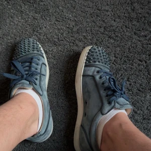 Christian Louboutin sneakers - Möts upp i Sthlm! Säljer dessa loubs men har inget fast pris! Skriv om ni är intresserade så kommer vi överens om ett snyggt pris!