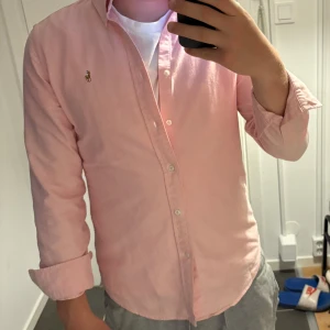 ralph lauren - En snygg ralph lauren skjorta i färgen rosa. Knappt använd och är i riktigt bra stick. storlek 10 skulle säga sitter som s. Modell super slim. 
