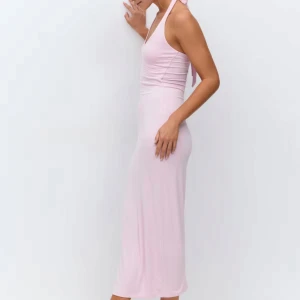 Ljusrosa halterneck långklänning - Supersnygg ljusrosa långklänning med halterneck och knyt i nacken. Aldrig använt den.