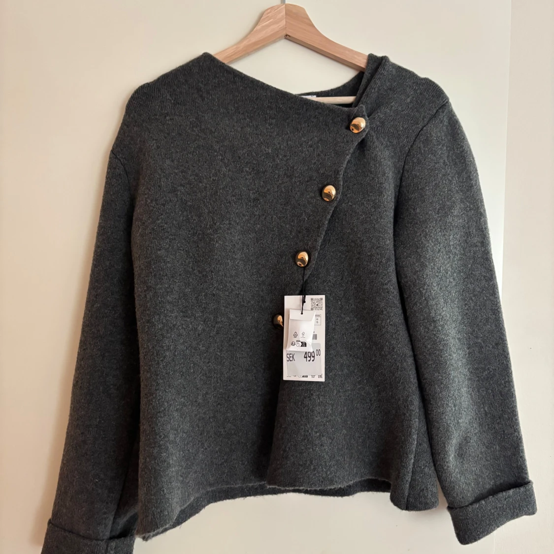 Grå ullkofta med guldknappar