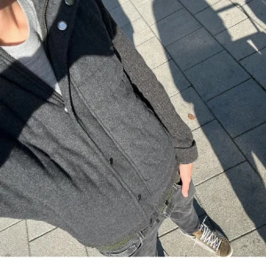 Massimo dutti cardigan - Sällsynt Massimo Dutti cardigan som inte görs mer! Normal i storleken. Jackan är gjord av Kashmir och är perfekt inför hösten och vintern. Vid frågor eller funderingar så hör av er!