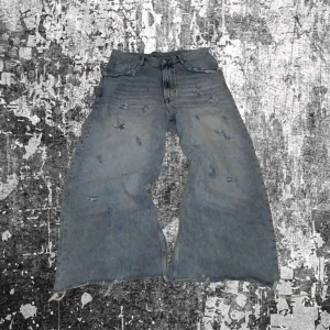 Baggy jeans  - Kom dm för mått jeansen sitter jätte bra och har distressing bästa paret alltså kom med bud med!! Bild 3 kan ni hur dom sitter på!! Kom med bud🙏🏻🙏🏻 tar även trades om det behövs🙏🏻