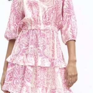 Rosa och vit kortklänning från Zara - Supersöt kortklänning från Zara i rosa och vitt med paisleyinspirerat mönster. Klänningen har volangdetaljer, resår i midjan och trekvartsärmar. Perfekt för sommarens alla tillfällen💞💞💞