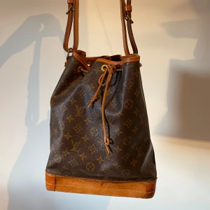 Louis Vuitton Noé - säljer min finaste Louis vuitton Noé i fint vintage skick, inga skavanker! har kvitto❤️LÄGRE PRIS VID SNABB AFFÄR 