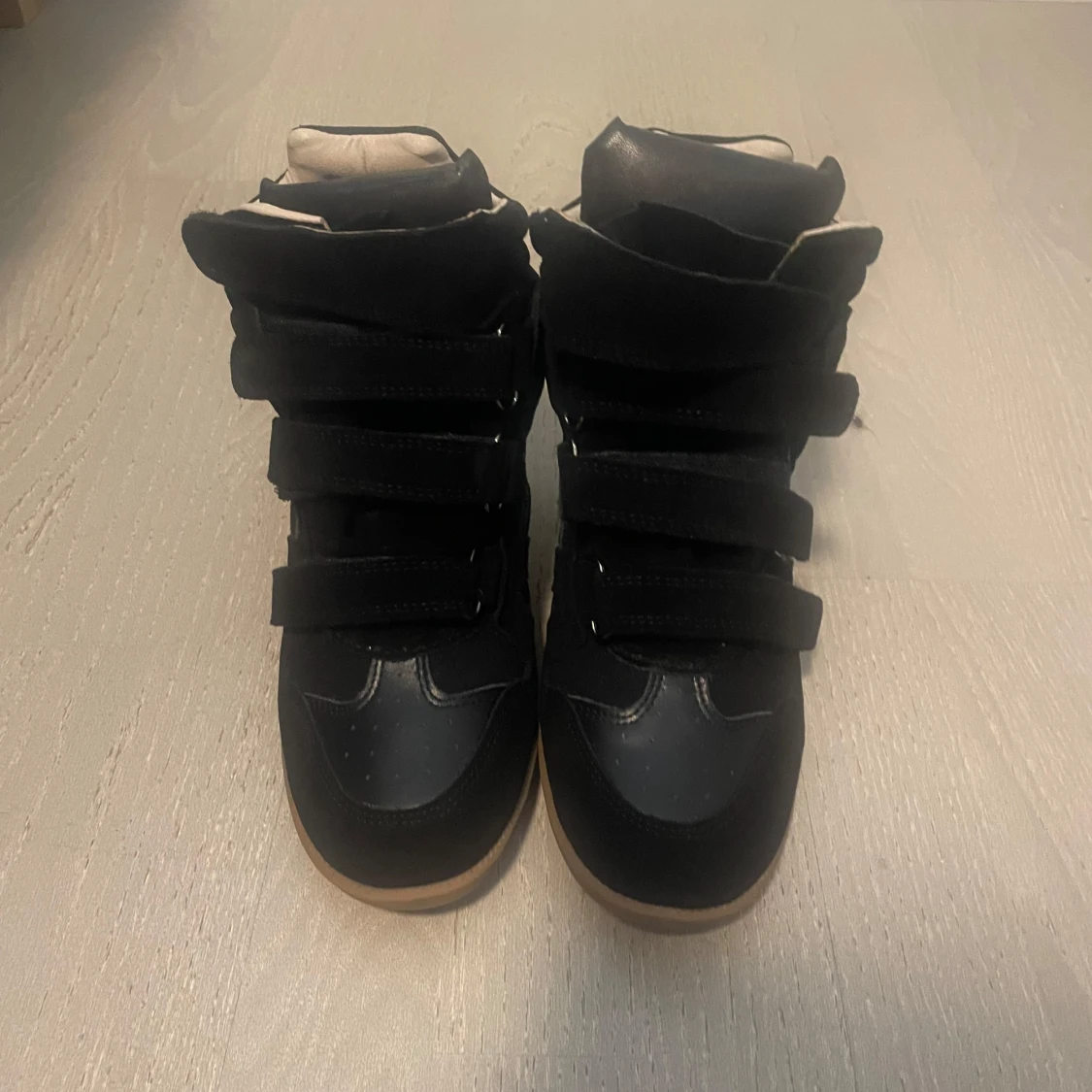 Svarta sneakers med kardborre och mockadetaljer - 4