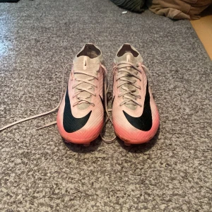 Nike Mercurial rosa fotbollsskor - Säljer ett par Nike Mercurial Elite fotbollsskor som jag har använt få gånger. Skorna kommer med original påsen. Skriv om ni undrar något och kolla in shoppen för mer snygga kläder/skor