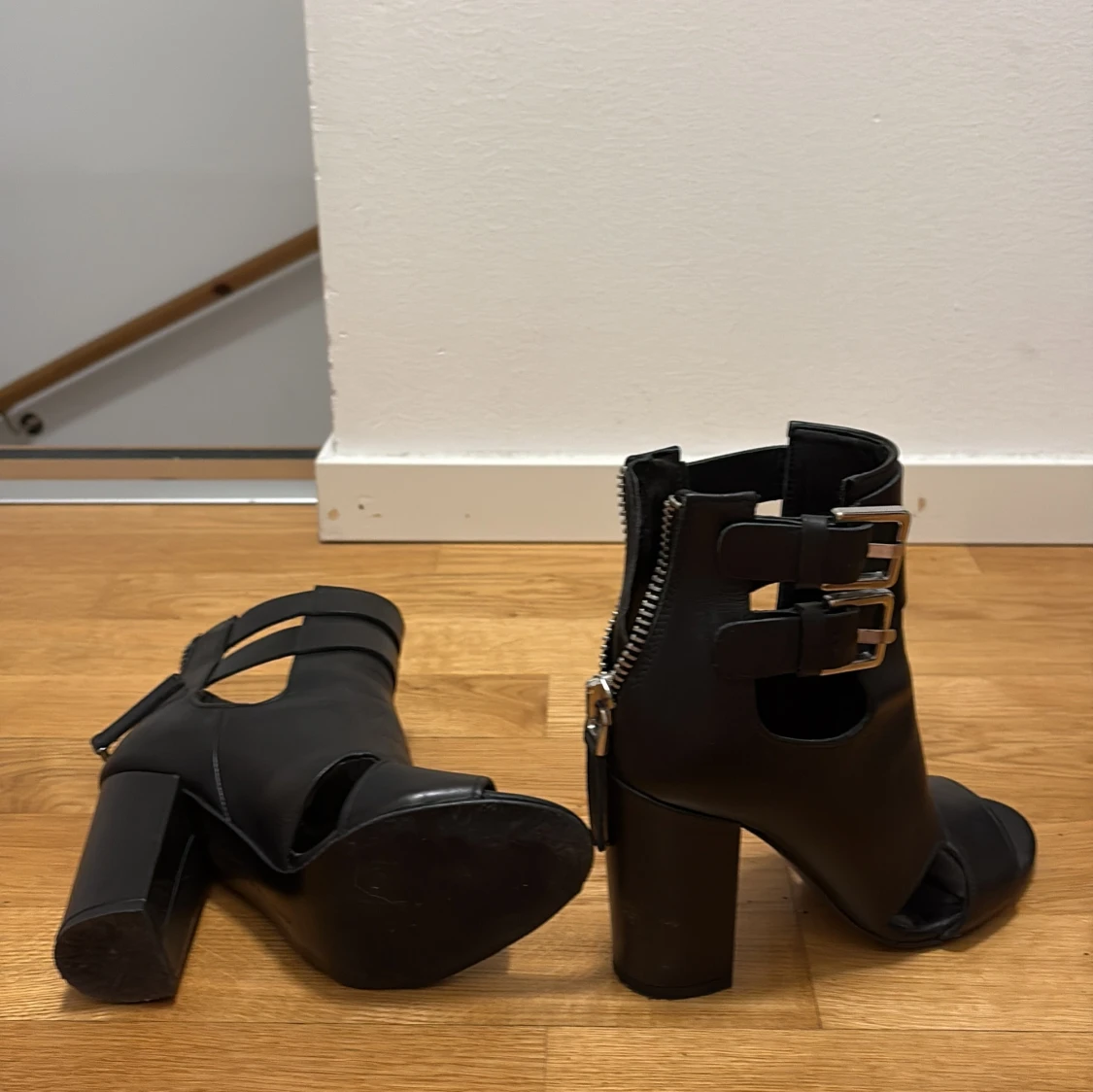 Svarta stövletter med klack och spännen - 4