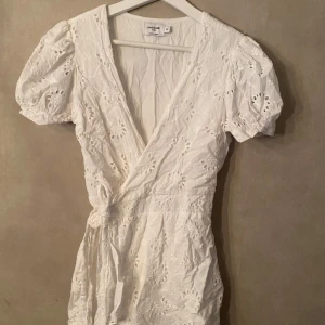 omlottklänning - Klänning från NA-KD använd 1 gång och i fint skick, pris kan diskuteras 