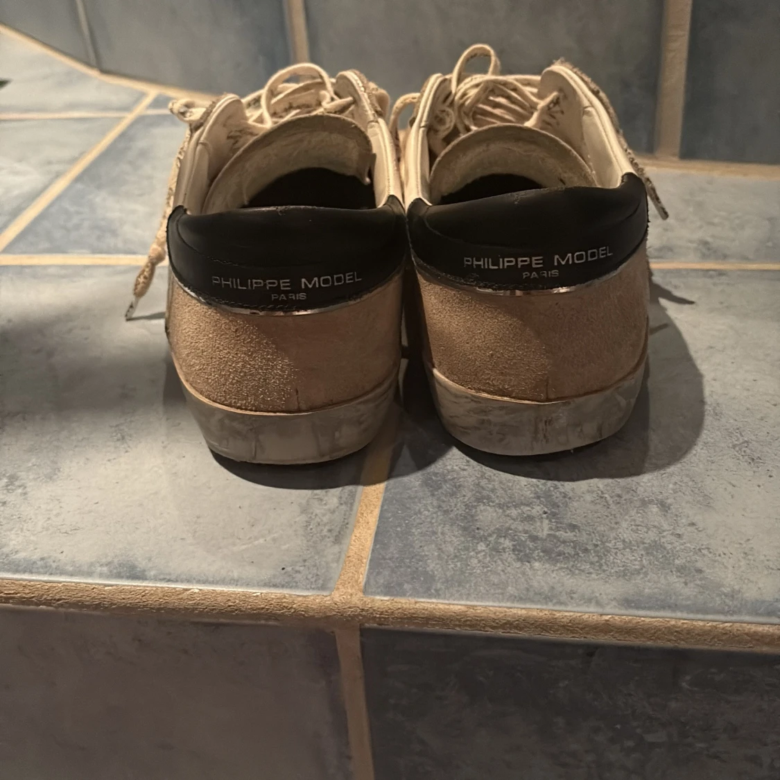 Philippe Model sneakers i beige och vitt - 2