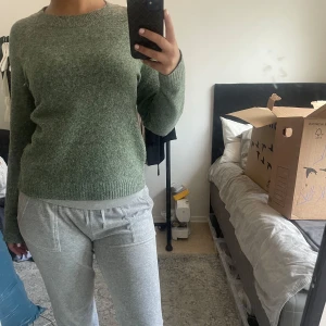 Stickad tröja - Stickad tröja från Vero Moda men köpt på Vinted för ett halvår sen, men har aldrig kommit till användning. Den är nopprig men inget som märks. Kontakta mig vid frågor💕😊