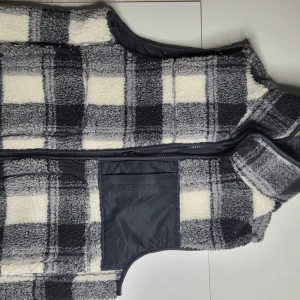 Rutig väst - Den har suttit och samlat damm i garderoben då jag knappt anvä der den😅. Säljer för rinligt pris 