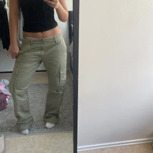 Cargo pants  - Cargo byxor köpt på Gina tricot för tre år sen men har aldrig använts, de är i nyskick fast de har inte kvar prislappen på. Köpte de för 499kr och säljer för 149kr. Kontakta mig vid frågor💕😊