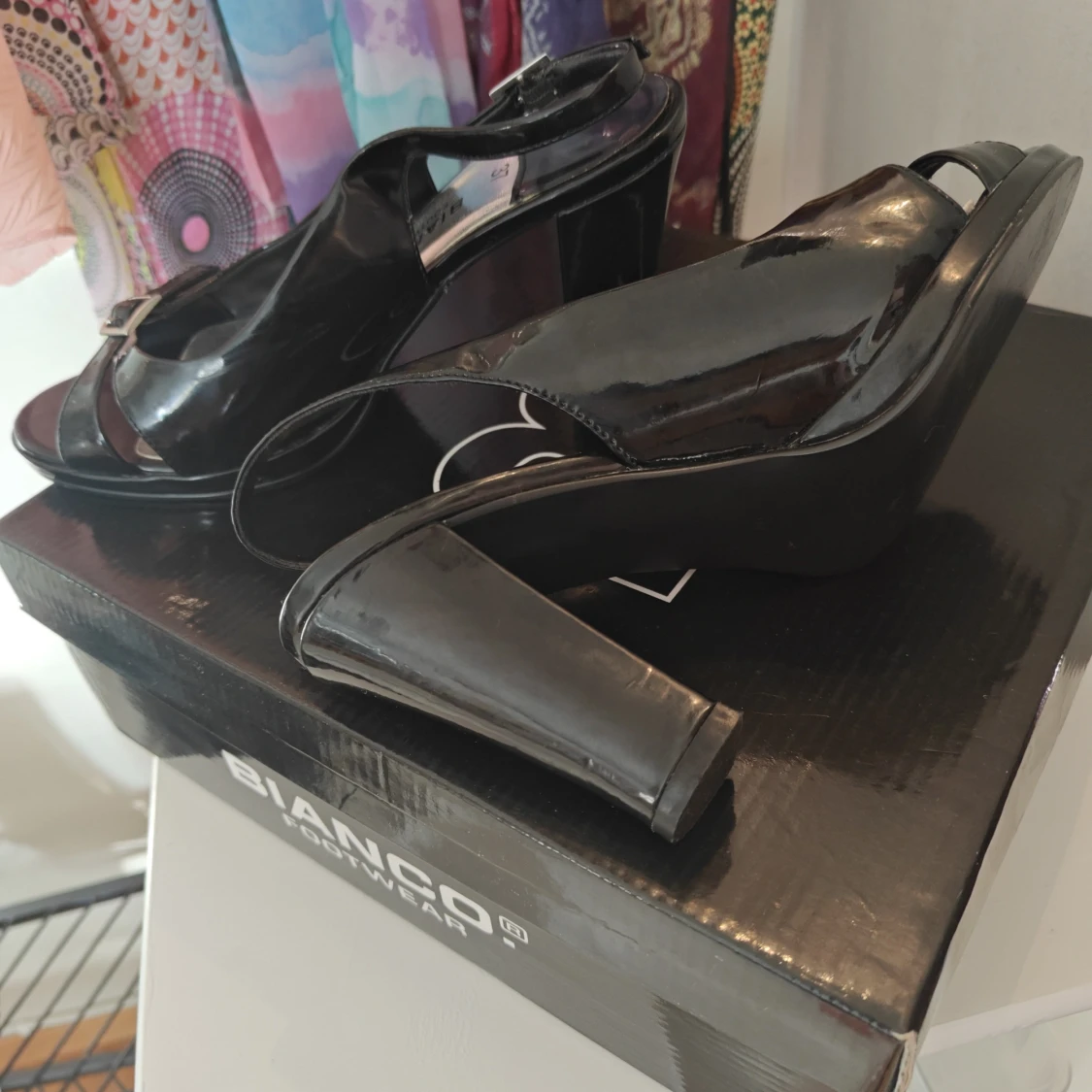 Svarta klackade sandaler Bianco