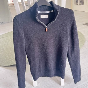 Svart halfzip - Svart stickad tröja från Pier One med ribbad krage och snygg half zip-dragkedja framtill. Långärmad modell i klassisk passform, perfekt för lager-på-lager. Enkel och stilren design som funkar till många outfits. 