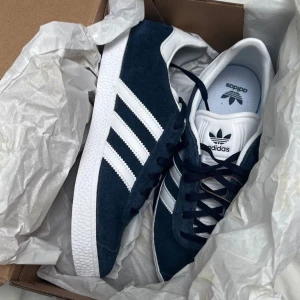 Adidas Gazelle marinblå sneakers - Aldrig använda Adidas Gazelle sneakers i marinblå som är kvar i sin låda. 