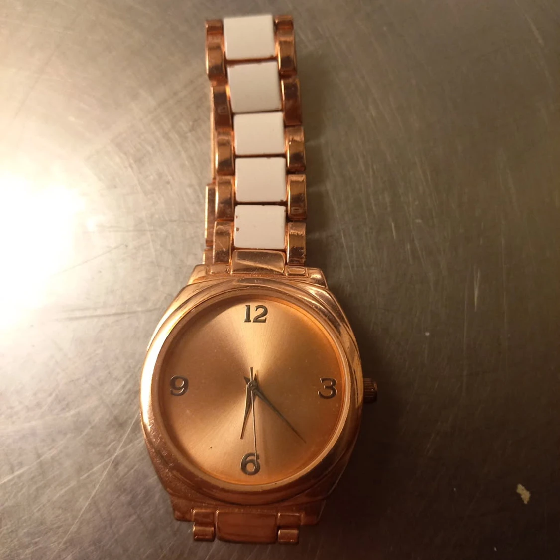 Tre stilrena armbandsur i metall