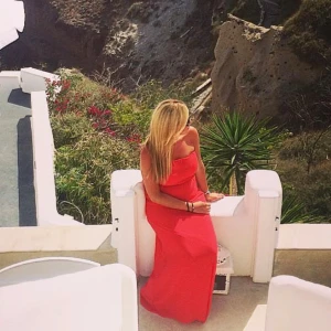 Röd axelbandslös långklänning - Snygg röd långklänning med axelbandslös design och resår i midjan för en bekväm passform. Klänningen har en enkel och stilren look, perfekt för sommarkvällar eller när du vill sticka ut. Luftigt material som faller fint längs kroppen