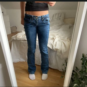 Marinblåa lågmidajde LTB jeans  - Snygga blå lågmidajde jeans från LTB, modell Valerie. Strl 25/36, har små defekter som knappa syns (sista bilden)