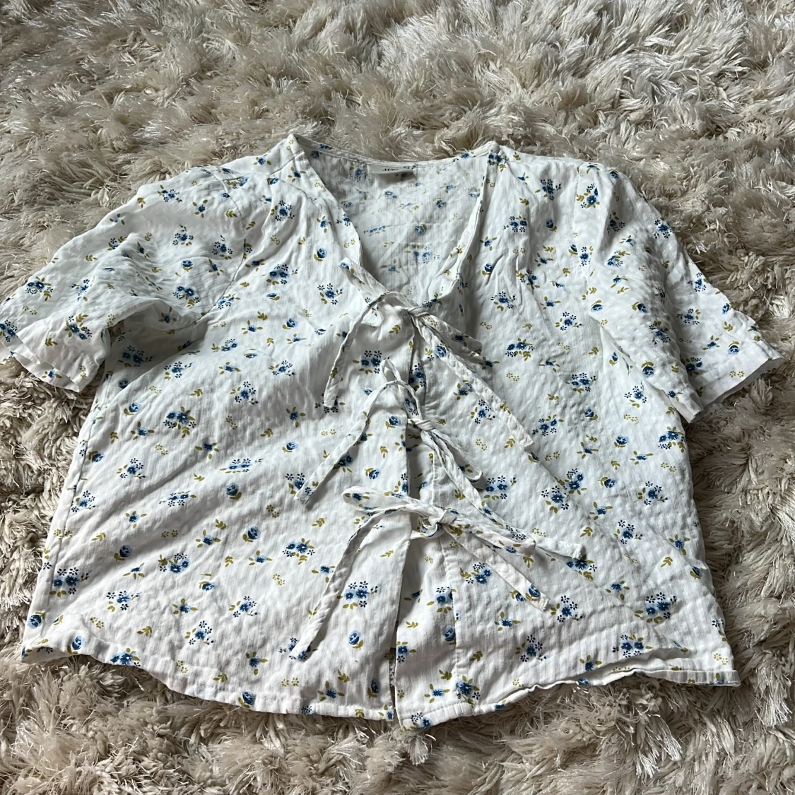 Vit blommig blus från JDY med knyt