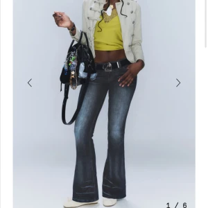 Mörkblå bootcut jeans med slitningar - Säljer dessa jeans då dom ej kommer till användning o har därmed inte tecken på användning. Köptes ganska nyligen för 399kr.