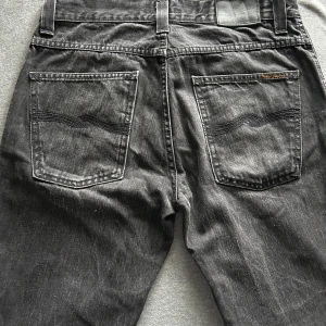 Mörkgråa jeans från Nudie  - ✅ Märke: Nudie: Slim Jim 📏 Storlek: 32/32 ✨ Skick: 9/10, Inga tecken på använding  🎯 passar perfekt till både vardag och fest  💌 Fraktas samma dag                                              Skriv vid minsta lilla fundering eller intresse!  