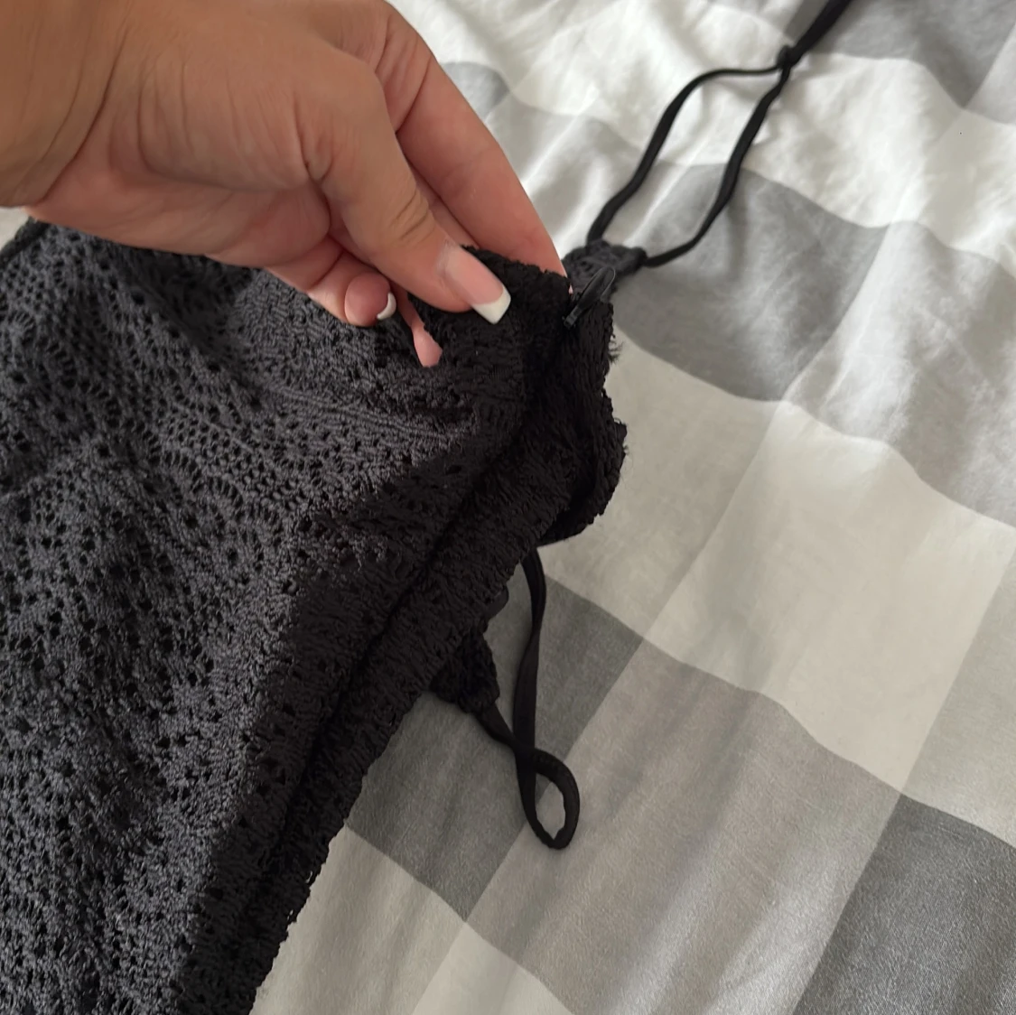 Svart spetsklänning med halterneck - 3