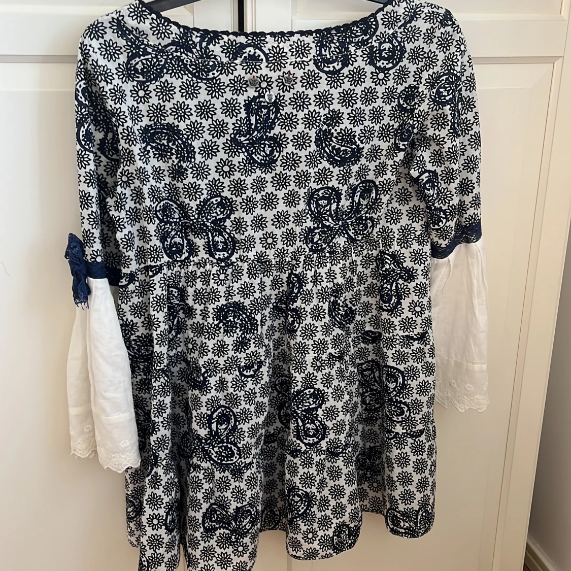 Blommig kortklänning med vida ärmar - 1