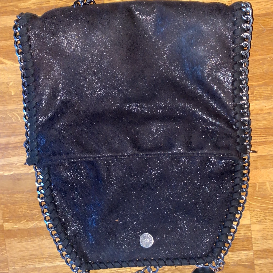 Svart axelväska med kedjedetaljer - 2