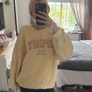 Gul sweatshirt med tryck - Säljer en gul sweatshirt med ett tryck. Tröjan har rund halsringning och långa ärmar med breda muddar. Perfekt för en chill vibe. Typ aldrig använd så fortfarande super mysigt material som en nyköpt hoodie 🥰