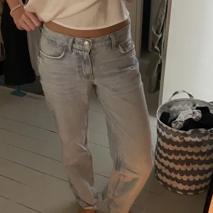 Lågmidjade Jeans  - Lågmidjade ljusblåa jeans ifrån Gina tricot. Storlek 32 men skulle säga att dom passar även 34. 💝💝💝