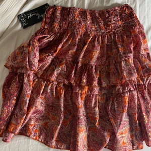 volangkjol - Kort volangkjol med mönster. One size( jag skulle säga M). Lite stor på mig. Helt ny med prislapp och aldrig använd. Köpt på marknad.