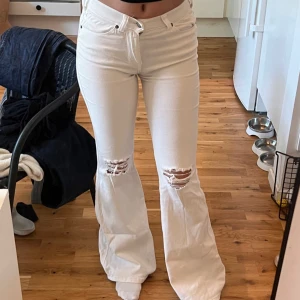 Vita lågmidjade jeans med slitage - Stretchiga i materialet