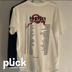 Hov1 Tour 23 t-shirt - LÅNAD BILD!! Vit t-shirt från Hov1 med Tour 23-tryck på ryggen och liten krona på bröstet. Tröjan har lite svettfläckar men det är nog inget man märker. Perfekt för dig som vill ha kvar tröjan eftersom att de lägger ner nu 💞