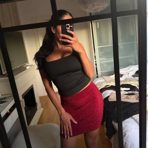 Glittrig kjol  - Från Spanien, står inte vilken butik eller stl men gissar på xs. 