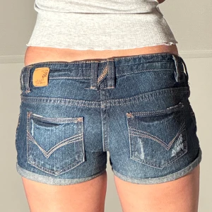 Low jeansshorts  - Midjemått: 35cm. Kolla in min profil och följ för fler plagg🙌