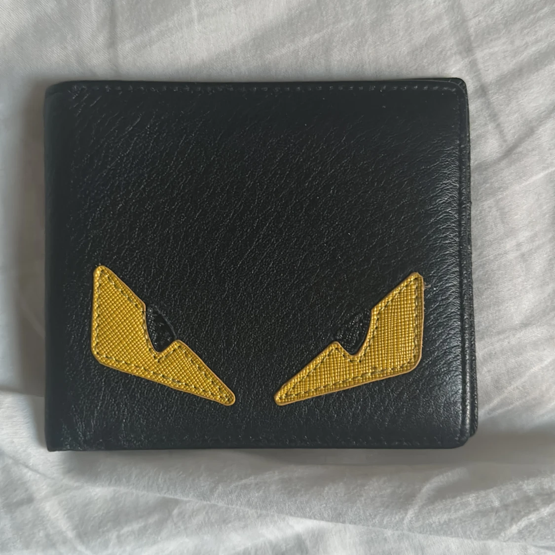 Fendi svart plånbok med gula detaljer