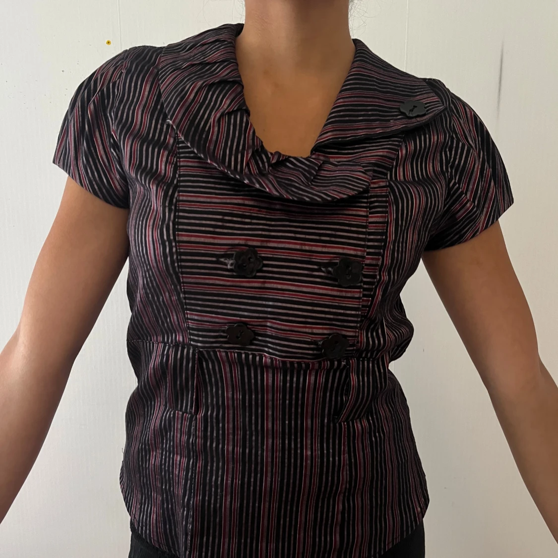 Elegant vintage-inspirerad blus med dubbelknäppning