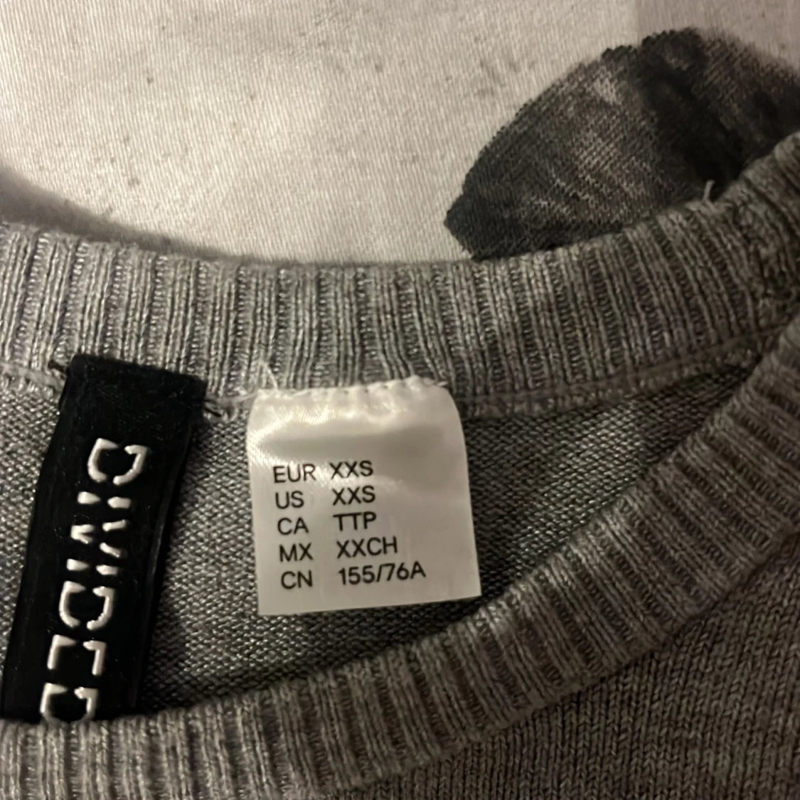 Grå stickad kortärmad tröja Divided - 2