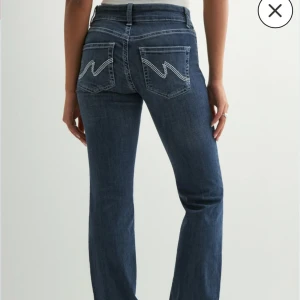 Supersnygga Nelly jeans! - Supersnygga lågmidjade bootcut jeans från Nelly med broderier på fickorna 💞 storlek 36 vilket motsvarar S😊 lite, lite nötta längst ner (se sista bilden) 