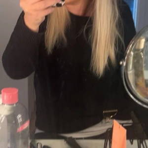 Svart stickad tröja - Svart stickad tröja med rund halsringning och lång ärm. Perfekt till jeans eller skinnbyxor för en clean look. Mjuk och skön, passar dig som gillar enkel men stilren stil. Från Vila, st XL men sitter som en liten S 💓 Säljer då den inte kommer till användning!