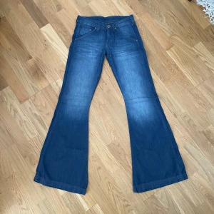 Mörkblåa jeans - Supersnygga lågmidjade flare jeans i färgen mörkblå! Vintage och går inte att få tag på längre! Storlek w25, midja: 34 cm, midjehöjd: 19 cm, innerben: 79 cm
