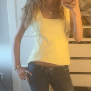 Gul linnetopp med knyt från Zara - Den superfina toppen från Zara, använd endast en gång så precis som en ny. Skriv vid frågor.