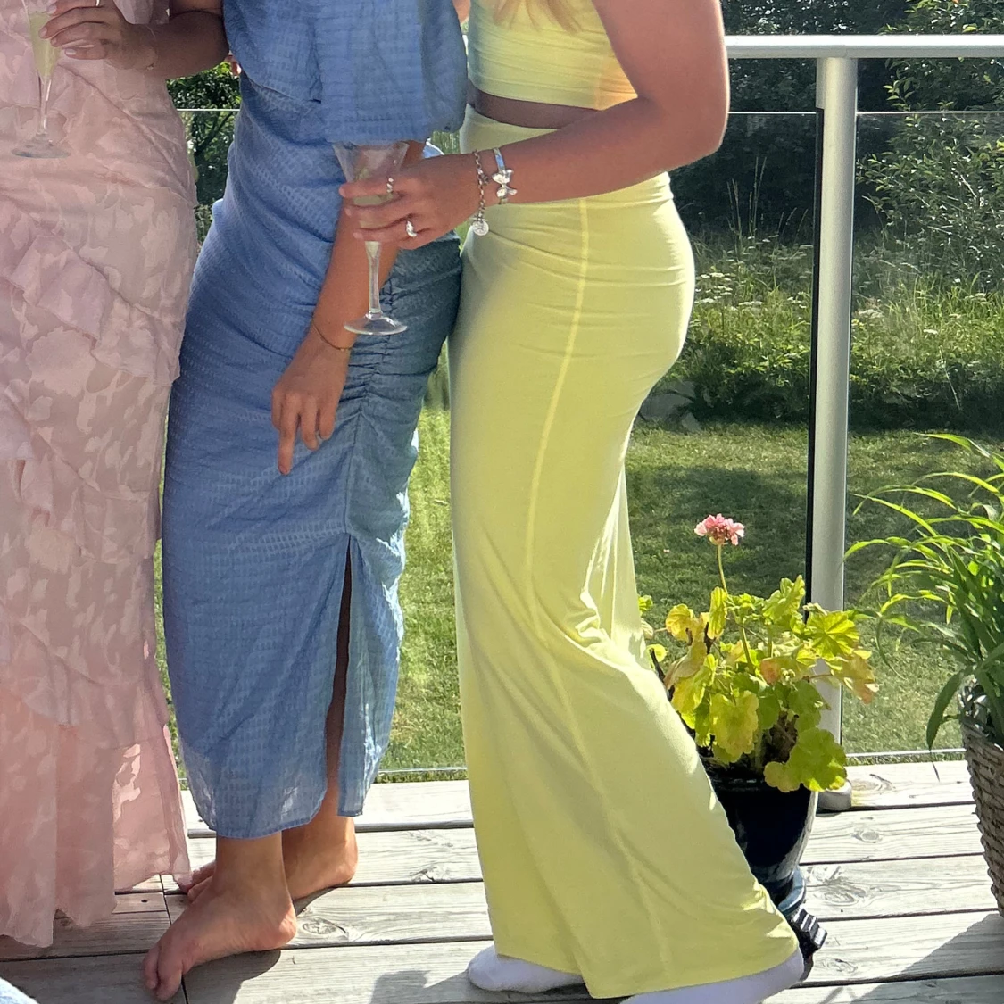 Ljusgul kjol + topp med kort ärm - 1