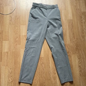 Grå kostymbyxor från H&M, stl 34 - Snygga grå kostymbyxor från H&M i storlek 34. Aldrig använda. 