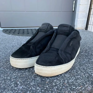 Arigato laceless skor - Säljer ett par arigato laceless skor i storlek 44. De är använda men i acceptabelt skick, det största problemet med dem är sulan, den är ihålig som man kan se på sista bilden. Jag har bytt innersula innan och den kan bytas igen eller limmas. Priset kan diskuteras men säljer ändå redan billigt.
