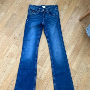 Lågmidjade jeans med broderade bakfickor - !!!Postar bara med Instabox!!!💗Säljer ett par snygga lågmidjade byxor från Ginatricot. Enbart testade och aldrig använda😊Storlek 158 men passar på mig som även har storlek 34 i byxor. Lite för långa i längden på mig som är 156cm🤩